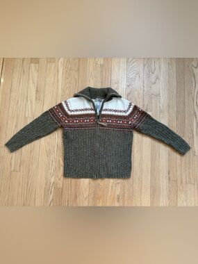 Tiara Olive Green 90’s Vintage Zip-Up Sweater with Cream and Red Accents size M